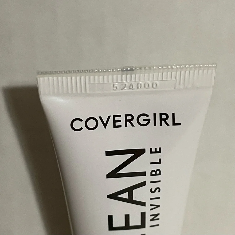 🌸$4🌸 Covergirl Ivory 105 Clean Invisible Foundation 30 mL/1 oz